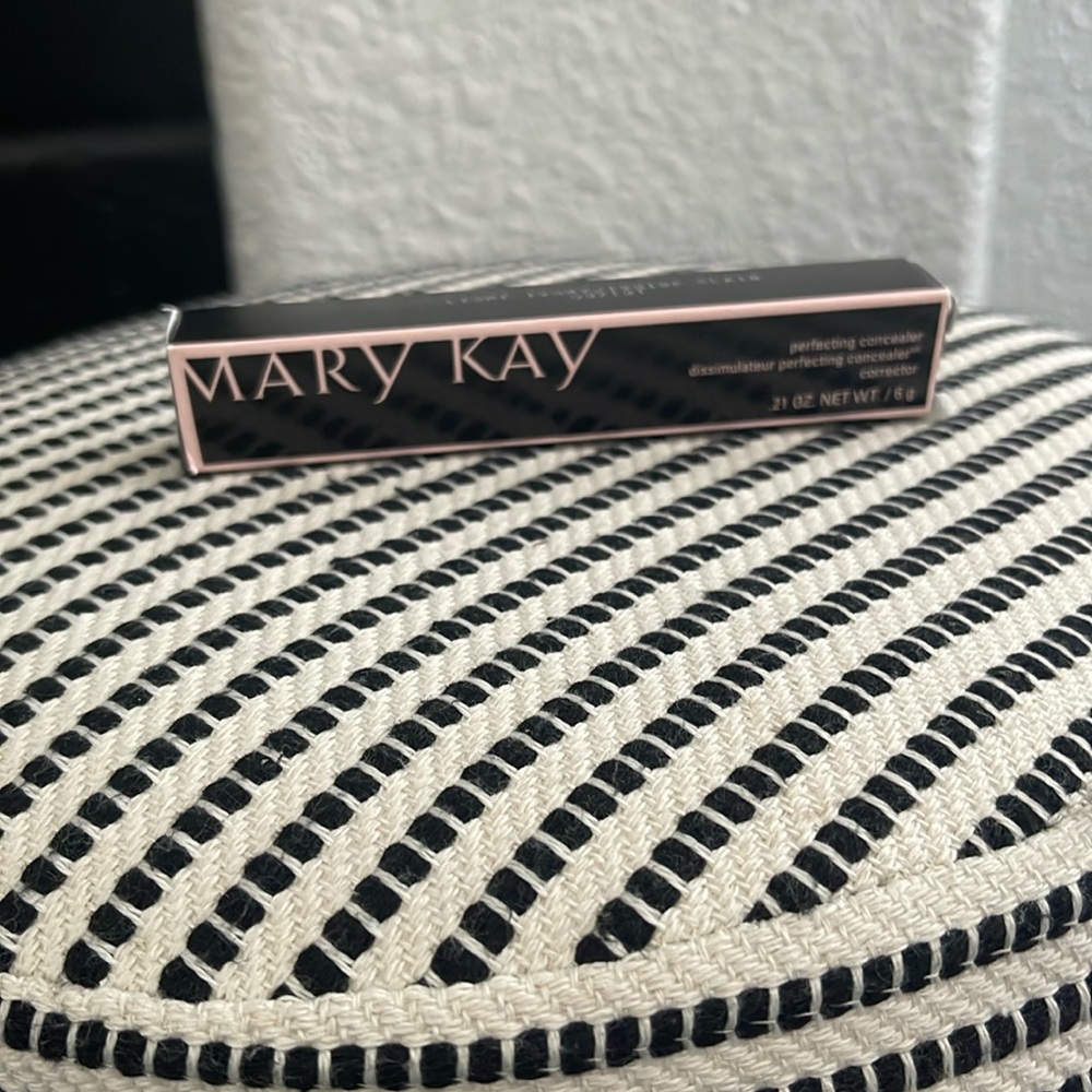 Mary Kay perfecting concealer light ivory